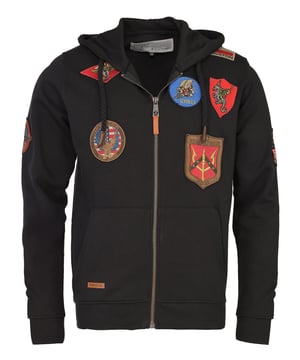 Der einzigartige Top Gun Stil spiegelt sich in dieser hippen Jacke wieder. Sie ist weich gefüttert und besitzt die typische Patches auf der Jacke - sie lässt sich an Lässigkeit kaum überbieten. Der elastische Strick am Ärmelabschluss, Bund und am Kragen sorgt für eine ideale Passform. Zwei seitliche Taschen zum Einschieben bieten genügend Stauraum. Diese Jacke ist der absoluter Hingucker für die etwas kältere Jahreszeit. Mit geraden Reißverschluss und einer Kapuze mit Kordelzug.
