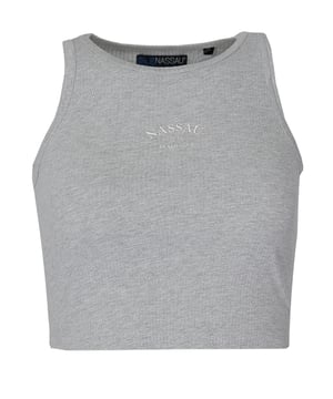 NB Logo  Das Nassau Beach Tanktop vereint Komfort und sportlichen Stil. Mit einem stilvollen NB Schriftzug auf der Brust und dem Logo auf dem Rücken ist es ein echter Hingucker. Der weiche, atmungsaktive Stoff sorgt für ein angenehmes Tragegefühl, während der lässige Schnitt optimale Bewegungsfreiheit bietet. Ideal für heiße Tage oder aktive Freizeit – perfekt für alle, die Qualität und modernes Design schätzen.