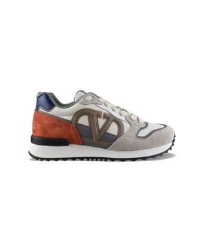 Valentino Garavani VLogo Pace sneakers in beige suède.Grijze en blauwe inzetstukken.VLogo Signature detail in bruin leer.Oranje suède toonbank.Tong met logolabel.Witte veters.Witte rubberen zool.Gemaakt in Italië.