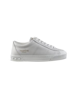Sneakers Valentino Cityplanet de piel gris claro.Logotipo dorado en el exterior.Lengüeta con logotipo dorado impreso.Tachuelas decorativas en la suela trasera.Cierre con cordones blancos.100% piel de becerro.Made in Italy.