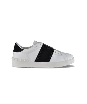 Sneakers Valentino Rockstud 11 Untitled de piel blanca.Correa y talonera de piel negra.Tachuelas decorativas en acabado negro.Suela de caucho con tachuelas decorativas de caucho en la parte trasera.Cierre con cordones.100% piel.Made in Italy.