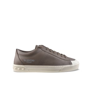 Valentino Cityplanet Sneakers aus braunem Leder.Silbernes Logo auf der Außenseite.Zunge mit silbernem Logoaufdruck.Dekorative Nieten auf der hinteren Sohle.Verschluss mit braunen Schnürsenkeln.100% Kalbsleder.Made in Italy.
