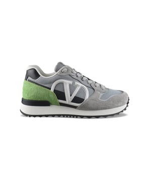 VLogo Pace Sneakers von Valentino Garavani aus grauem Wildleder.Einsätze aus grauem Stoff und schwarzem Leder.VLogo Signature-Detail aus weißem Leder.Fersenkappe aus grünem Wildleder.Zunge mit Logoetikett.Graue Schnürsenkel.Weiße Sohle aus Gummi.Made in Italy.