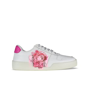 Illus Medusa Versace sneakers en piel blanca.Logotipo de Medusa en rosa.Cierre con cordones.Talonera de cuero rosa.Letras de Versace en el talón.Made in Italy.