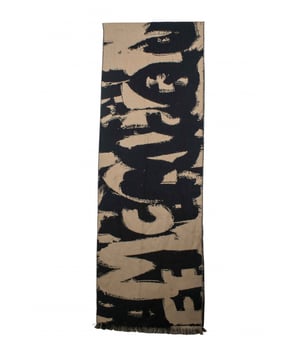 Bufanda Graffiti de lana negra y beige de Alexander McQueen.Estampado completo McQueen Graffiti.Bordes deshilachados.Made in Italy.