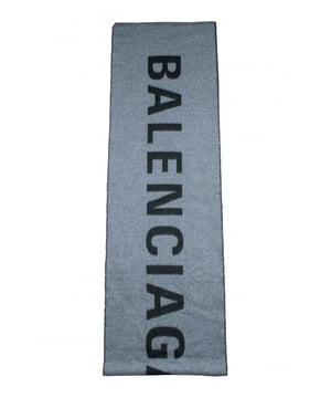 Balenciaga tweekleurige zwarte en grijze sjaal.Zwart logo op grijze zijkant. Grijs logo op zwarte zijkant.Gemaakt van wol.Afmeting: 30 x 205 cm. Gemaakt in Italië.