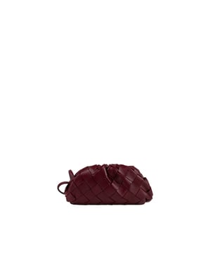 Bordeauxrode tas van Bottega Veneta.Intrecciato leer.Schouderband.Magnetische sluiting.Afmetingen: 15 x 8,5 cm.Miniformaat.Gemaakt in Italië.