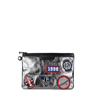 Cartera Jimmy Choo en piel con efecto metalizado plateado.Inserciones de piel negra. Parche decorativo de color en la parte delantera.Bolsillos interiores, uno de ellos con cierre de cremallera.Dimensiones: largo 21 cm x ancho 31 cm.Made in Italy.