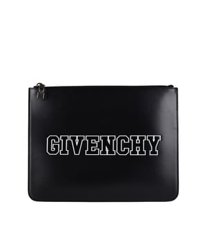 Bolso Givenchy en piel negra lisa.Cierre con cremallera.Logotipo blanco impreso en la parte delantera.Bolsillo interior.Dimensiones: Anchura 30 cm x Altura 23 cm x Profundidad 0,5 cm.Made in Italy.
