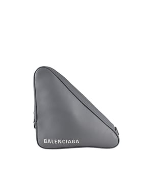 Bolso de mano Triangle M de Balenciaga en piel gris.Cierre con cremallera.Logotipo blanco impreso en la parte delantera.Dimensiones: Anchura 21 cm x Altura 21 cm x Profundidad 5 cm.Made in Italy.