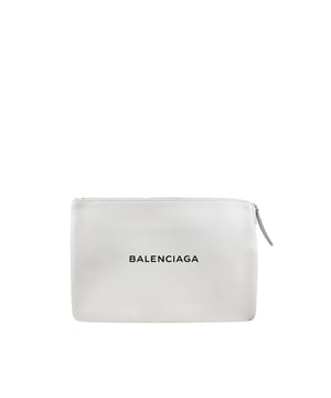 Bolsa de ordenador Balenciaga Everyday.Piel granulada blancaLogotipo negro.Cierre de cremallera.Made in Italy.