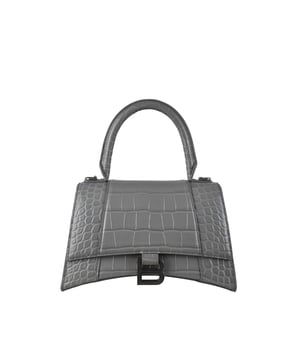 Bolso de mano Balenciaga Hourglass gris.Piel de becerro grabada en cocodrilo.Placa plateada con el logotipo de la firma B.Detalles metálicos plateados.Solapa en la parte superior.Asa redondeada.Compartimento principal y bolsillos interiores con cremallera.Bandolera extraíble y ajustable.Dimensiones: 23 x 14 x 10 cm.Made in Italy.
