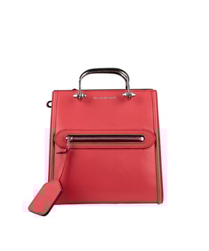 Bolso The Short Story Alexander McQueen en piel roja.Bandolera de piel ajustable.Logotipo dorado en la parte delantera.Asas doradas.Bolsillo delantero con cierre de cremallera.Cierre con botón de presión.Dimensiones: ancho: 21 cm, alto: 21 cm, fondo: 12 cm.Made in Italy.