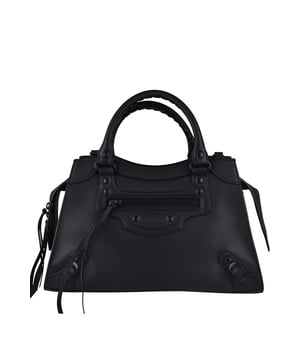 Bolso neo city grande de Balenciaga en piel negra.Parche delantero con logotipo tono sobre tono.Detalles metálicos en negro.Dos asas enrolladas.Bandolera extraíble y ajustable con almohadilla deslizante, mosquetones y cierre de botón.Cremallera negra de doble sentido.Ranura interna para tarjetas.33 x 20 x 13 cm.Made in Italy.