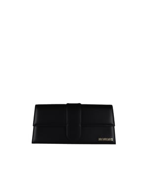 Jacquemus Le Bambino Lange tas in zwart leer.Gouden Jacquemus-logo op de voorkant.Magnetische klepsluiting.Eén opgestikte zak aan de achterkant.Slanke schouderband.  Afmetingen: 28 x 13,5 cm.100% leer.Gemaakt in Italië.