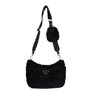 Bolso Prada Re-Nylon en shearling negro.Modelo acolchado con motivo triangular.Logotipo metálico triangular en la parte delantera.Bandolera ajustable de lona con logotipo, 85 cm de largo.Bolsillo extraíble con cremallera de Re-Nylon.Acabado metálico plateado.Cierre principal con cremallera.Dimensiones: 24 x 20,5 x 7 cm.