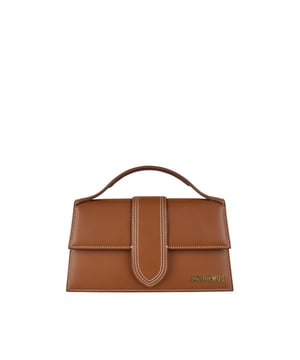 Bolso Jacquemus Le Grand Bambino en piel marrón claro.Logotipo Jacquemus dorado en la parte delantera.Cierre con solapa magnética.Un bolsillo de parche en la parte trasera.Asa pequeña.Bandolera desmontable.  Dimensiones: 23,5 x 13 cm.100% piel.Made in Italy.