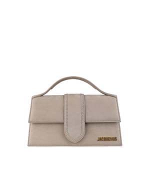 Jacquemus Le Grand Bambino tas van lichtbeige suède.Gouden Jacquemus-logo op de voorkant.Magnetische klepsluiting.Eén opgestikte zak aan de achterkant.Klein handvat.Afneembare schouderband. Afmetingen: 23,5 x 13 cm.100% leer.Gemaakt in Italië.