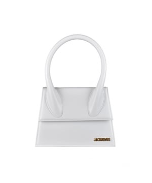 Bolso Jacquemus Le Grand Chiquito en piel blanco.Logotipo de Jacquemus dorado en la parte delantera.Cierre de solapa magnética.Un bolsillo interior.Bandolera desmontable.Dimensiones: 18 x 22 cm.100% cuero.Made in Italy.