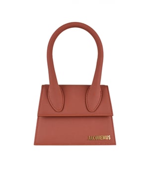 Bolso Jacquemus Le Chiquito Medium en piel lisa.Color rojo oscuro estilo terracota.Logotipo Jacquemus dorado en la parte delantera.Cierre con solapa magnética.Un bolsillo interior.Bandolera extraíble.Bordes tintados.Dimensiones: 18 x 13,5 cm.Made in Italy.