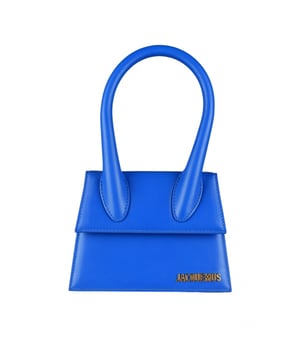 Bolso Jacquemus Le Chiquito moyen en piel azul eléctrico.Logotipo de Jacquemus dorado en la parte delantera.Cierre de solapa magnética.Un bolsillo interior.Bandolera desmontable.Dimensiones: 18 x 13,5 cm.100% cuero.Made in Italy.