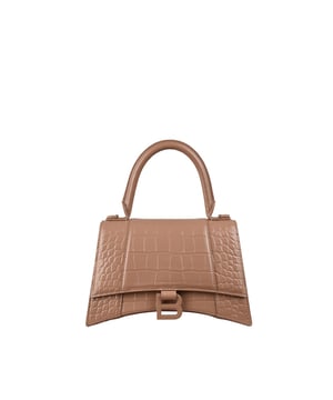 Bolso de mano Balenciaga Hourglass beige.Piel de becerro charolada con grabado de cocodrilo.Placa con logotipo B beige.Ribete metálico beige.Solapa en la parte superior.Asa redondeada.Compartimento principal y bolsillos interiores con cremallera.Bandolera extraíble y ajustable.Dimensiones: 23 x 14 x 10 cm.Made in Italy.