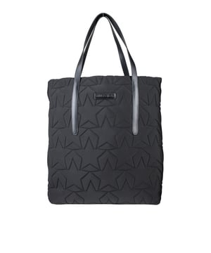 Bolso tote de neopreno negro de Jimmy Choo.Pespuntes en forma de estrella por todo el bolso.Correas de cuero negro.Correa de piel negra con logotipo de metal plateado.Dimensiones: largo 40 cm x alto 40 cm x ancho 10 cm.Made in Italy.