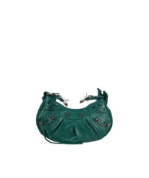 Bolso Balenciaga Cagole de piel verde turquesa.Detalles metálicos plateados.Bandolera ajustable.Bolso de hombro.Cierre principal de cremallera.Espejo extraíble en forma de corazón.Pequeño monedero extraíble.Dimensiones: 24 x 13 x 4,5 cm.Made in Italy.