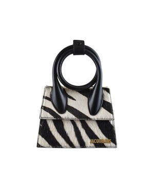 Bolso Jacquemus Le Chiquito Noeud en piel negra y potro.Estampado de cebra en blanco y negro.Asa extensible y ajustable con botón de presión.Logotipo Jacquemus dorado en la parte delantera.Cierre con solapa magnética.Bolsillo interior.Bandolera desmontable.Dimensiones: 18 x 13,5 cm.100% piel.Made in Italy.