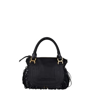 Marcie Chloé Handtasche aus schwarzem Kalbsleder.Von Hand, auf der Schulter oder quer über den Körper getragen.Kleine Pattentasche mit Fransen und Riemen vorne.Hauptfach mit Reißverschluss.Maße: Breite 36 cm, Höhe 28 cm, Tiefe 11 cm.Abnehmbarer 46 cm Schultergurt.Made in Italy.(Der Schulterriemen der Tasche ist nicht mehr erhältlich)