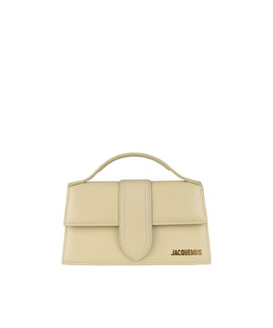 Bolso Jacquemus Le Grand Bambino en piel beige marfil.Logotipo Jacquemus dorado en la parte delantera.Cierre con solapa magnética.Un bolsillo de parche en la parte trasera.Asa pequeña.Bandolera desmontable.  Dimensiones: 23,5 x 13 cm.100% piel.Made in Italy.