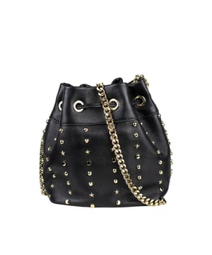 Bolso de mano Jimmy Choo en piel negra.Tachuelas decorativas de metal dorado.Cierre de cordón.Bandolera de piel y cadena.Bolsillo interior. Dimensiones: ancho: 21 cm, alto: 21 cm, fondo: 11 cm.Made in Italy.