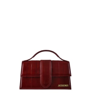 Jacquemus Le Grand Bambino tas in donkerrood gelooid slijmprikleer.Gouden Jacquemus-logo op de voorkant.Magnetische klepsluiting.Eén opgestikte zak aan de achterkant.Klein handvat.Afneembare schouderband. Afmetingen: 23,5 x 13 cm.100% leer.Gemaakt in Italië.