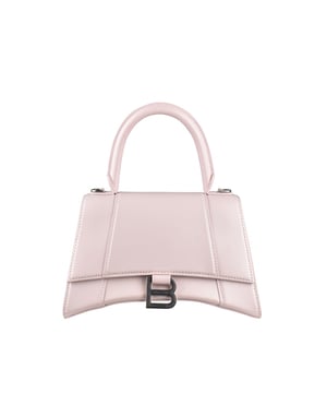 Bolso de mano Balenciaga Hourglass gris.Piel de becerro grabada en cocodrilo.Placa plateada con el logotipo de la firma B.Detalles metálicos plateados.Solapa en la parte superior.Asa redondeada.Compartimento principal y bolsillos interiores con cremallera.Bandolera extraíble y ajustable.Dimensiones: 23 x 14 x 10 cm.Made in Italy.