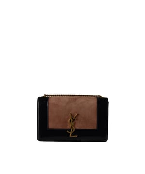 Kate Saint Laurent tas in zwart lakleer en bruin suède.Goudkleurige metalen afwerking.Cassandre “YSL” aan de voorkant.Klepsluiting met magnetische drukknoop.Opgezette binnenzak.Afmetingen: 20 x 12,5 x 5 cm.100% leer.Gemaakt in Italië.