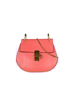 Bolso de hombro Drew Chloé en piel de pitón rosa oscuro.Un compartimento con bolsillo interior plano.Cierre de joya de la firma en latón.Dimensiones: largo 24 cm, alto 20 cm, fondo 8 cm.Made in Italy.