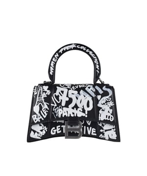 Bolso Balenciaga Hourglass XS graphity.Piel efecto negro.Estampado graphity blanco en todo el bolso.Logotipo B  Balenciaga  grabado en metal en la parte delantera.Asa de transporte grande.Bandolera desmontable y ajustable.Solapa delantera con cierre a presión.Tamaño: 19 cm x 13 cm x 8 cm.Tamaño pequeño.Made in Italy.