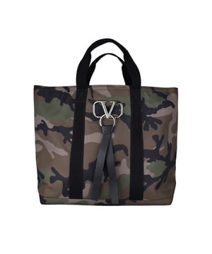 Bolsa de viaje de camuflaje de Valentino.Logotipo metálico V Ring con correa de cuero en la parte delantera.Dos asas de tela.Cierre de cremallera.Bolsillo interior con cremallera.Dimensiones: Ancho: 40cm, Alto: 37cm, Profundidad: 22cm100% Nylon.Made in Italy.