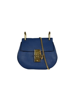 Bolso de hombro Chloé Mini Drew de piel de becerro graneada azul.Un compartimento con bolsillo interior plano.Cierre de joya de la firma en latón.Dimensiones: largo 20 cm, alto 18 cm, fondo 7 cm.Made in Italy.