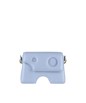 Umhängetasche von Off-White aus glattem Kalbsleder. Modell Burrow 22 in der Farbe hellblauer.Ikonische Ausstanzungen auf der gesamten Tasche.Verstellbarer Schulterriemen aus Leder mit Dornschließe. Schwarze Logoprägung auf der Rückseite. Klappe mit magnetischem Druckknopf. Kartenschlitze auf der Innenseite. Schwarzes und blaues Innenfutter aus poliertem Leder. Mit goldenen Abschlüssen.Maße: Länge 22 cm x Höhe 15 cm x Breite 8 cm.Made in Italy.