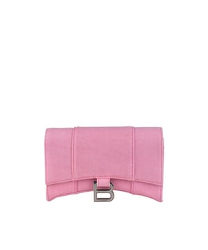 Cartera con cadena Balenciaga Hourglass en denim rosa.Placa con el logotipo de la firma B.Acabado en metal plateado.Solapa superior.Bandolera ajustable.Dimensiones: 19 x 12 x 4,8 cm.Made in Italy.