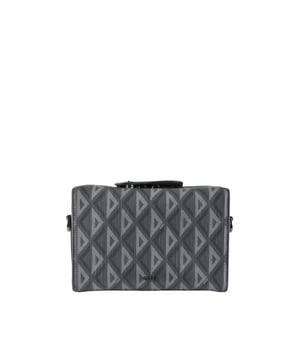 Bolso bandolera Lingot Dior gris.Lona CD Diamond gris.Piel de becerro lisa gris.Logotipo metálico gris en la parte delantera.Cierre de cremallera.Solapa en la parte superior.Bandolera de piel desmontable y ajustable.Bolsillo interior.Dimensiones: 23 x 16 x 8 cm.Made in Italy.