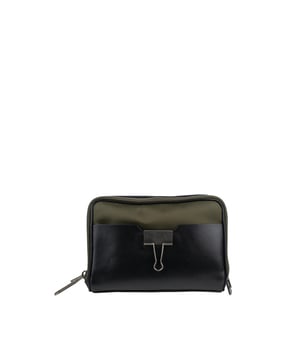Cartera de piel negra y verde caqui de Off-White.Doble clip plateado con logotipo en la parte delantera.Compartimento con cierre de cremallera.Bandolera ajustable amarilla con logotipo.Bolsillo delantero.Dimensiones: ancho: 22 cm, alto: 16 cm.Made in Italy.