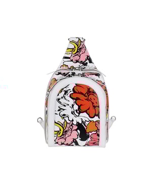 Bolso Loubifunk de Christian Louboutin en piel de becerro blanca.Estampado de flores rosas, rojas, amarillas y naranjas.Banda de goma blanca con logotipo alrededor del bolso.Parte trasera del bolso roja con malla blanca.Discreto logotipo en relieve en la parte superior.Bolsillo delantero con cremallera.Cierre principal con cremallera.Bandolera blanca con logotipo extraíble y ajustable.Ranuras interiores para tarjetas.Dimensiones: 34 x 23 x 9 cm.Made in Italy.