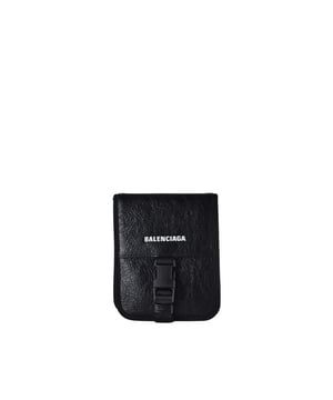 Cartera Balenciaga en piel negra.Logotipo blanco estampado en la parte delantera.Bandolera negra ajustable.Dimensiones: altura: 16 cm, longitud: 13 cm, profundidad: 2 cm.Made in Italy.