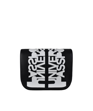 Bandolera Rider de piel negra. Estampado blanco «Universal Passport» en el bolso.Logotipo de Burberry en relieve en la parte delantera.Solapa con cierre magnético.Ranura exterior magnética.Bandolera de piel ajustable.Dimensiones: 19 x 22 x 7 cm.