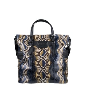 Cartera Jimmy Choo en piel efecto pitón.Negro, azul y beige.Parche con logotipo en la parte delantera.Bolsillos laterales con cremallera.Detalle de cadena plateada extraíble.Correa negra ajustable.Correas y detalles de cuero negro.Dimensiones: alto 37 cm x ancho 40 cm x fondo: 10 cm.Made in Italy.