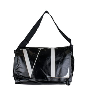 Bolso de charol negro de Valentino.Logotipo blanco  VL  y  TN  en cada lado.Solapa en la parte delantera. Bandolera negra extraíble.Cierre con imán.Dimensiones: profundidad 17 cm x altura 28 cm x anchura 34 cm.Made in Italy.