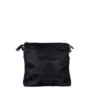 Bolso de camuflaje negro de Valentino.Etiqueta de cuero en la parte delantera con el logotipo impreso.Los icónicos botones metálicos rockstud.Bandolera negra extraíble.Cierre de cremallera en la parte superior y un bolsillo con cremallera en la parte delantera100% Nylon.Dimensiones : 17 x 21 x 2cm.Made in Italy.