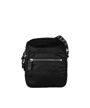 Bolso de camuflaje negro de Valentino.Etiqueta de cuero en la parte delantera con el logotipo impreso.Los icónicos botones metálicos rockstud.Bandolera negra extraíble.Cierre de cremallera en la parte superior y un bolsillo con cremallera en la parte delantera100% Nylon.Made in Italy.